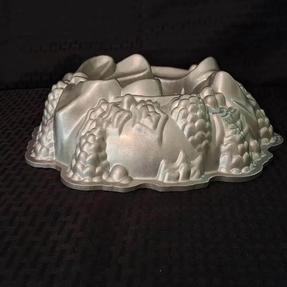 Nordic Ware Holiday Wreath Bundt Cake Pan Christmas 12